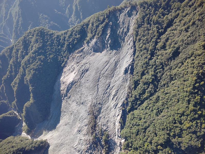 115年10月9日上午08：10-08：30，萬里溪堰塞湖空拍。