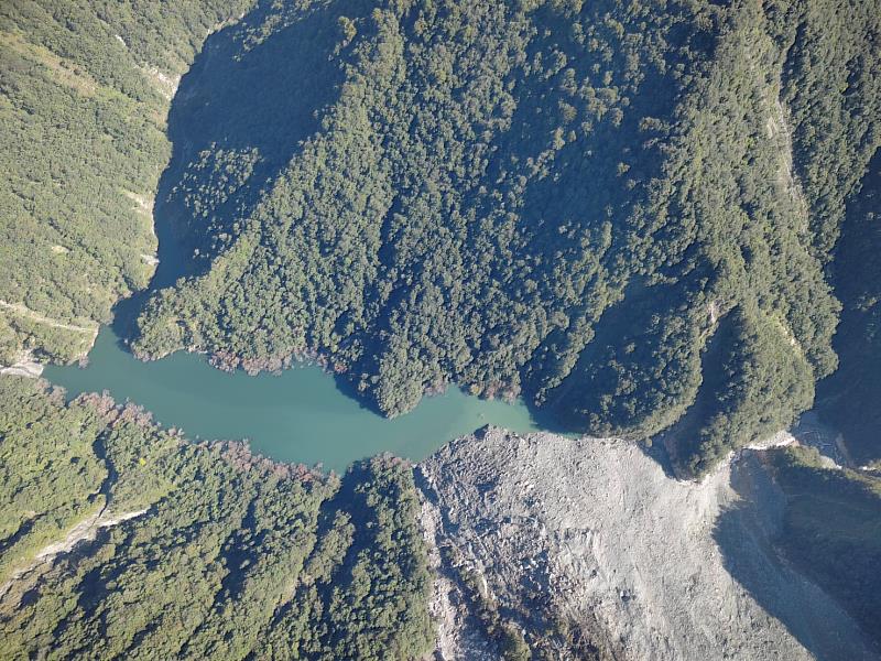 115年10月9日上午08：10-08：30，萬里溪堰塞湖空拍。