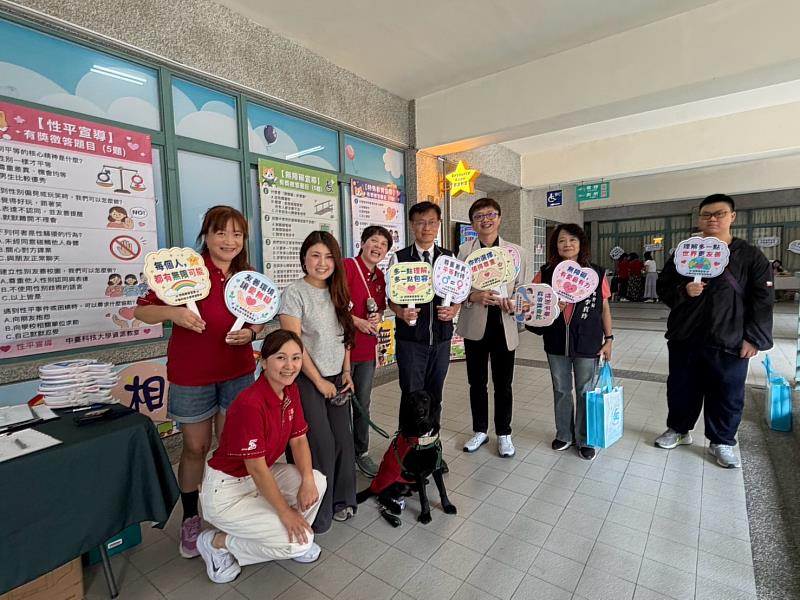 臺中市政府教育局蔣偉民局長與現場師生及來賓共同響應友善共融理念