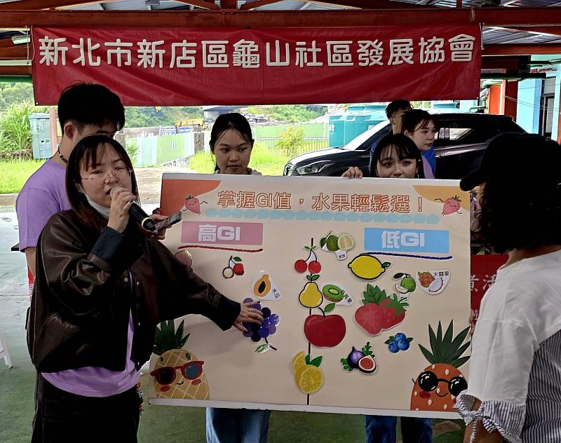 健康大使社團學生以衛生保健專業,深入淺出地為長者講解正確食用水果的知識。