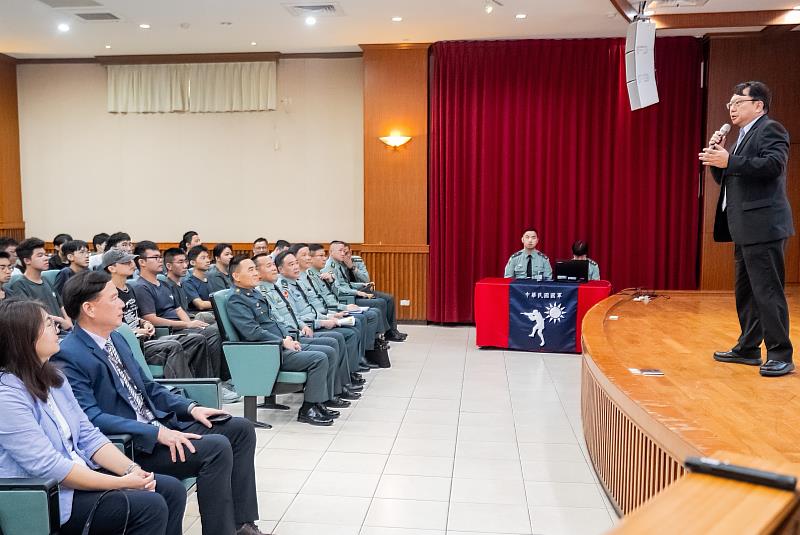 明新科大呂明峯校長於國軍招募宣導特別講座中開場致詞，並向蒞校的陸軍司令呂坤修上將及國軍長官表達熱烈歡迎。