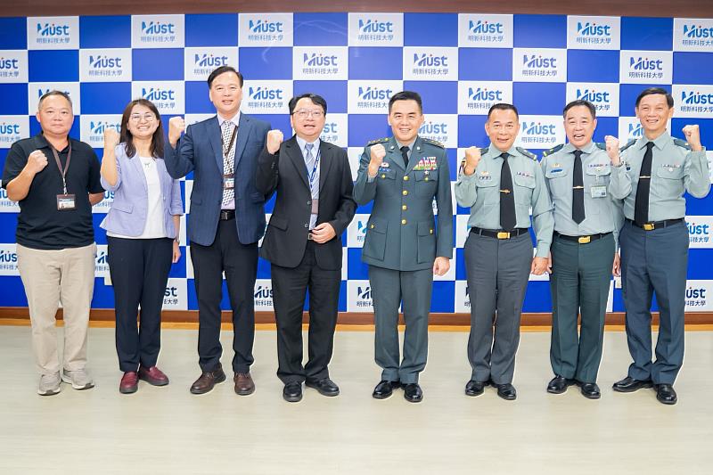 陸軍司令呂坤修上將（右四）率領國軍重要幹部蒞臨明新科大，與校長呂明峯（左四）及校內主管合影。