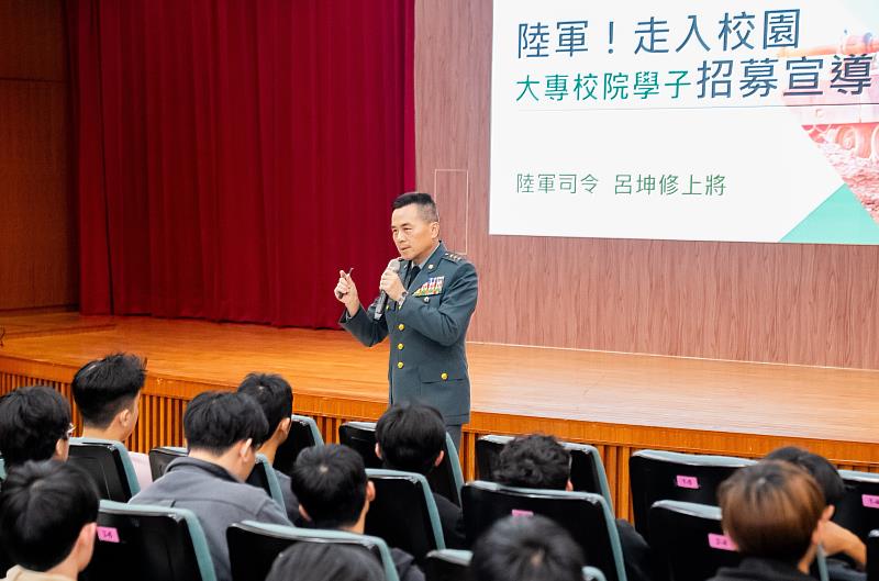 陸軍司令呂坤修上將親赴新竹明新科大進行國軍招募宣導特別講座，闡述「嶄新陸軍」的建軍備戰成果與多元的從軍管道。