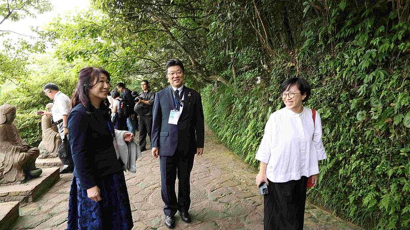 參加「2026臺日靈性生態國際研討會」的貴賓,走進靈鷲山生態步道。(圖片提供/靈鷲山佛教教團)