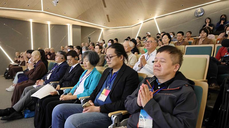 研討會正式開始前,都由一分鐘平安禪先靜心。(圖片提供/靈鷲山佛教教團)