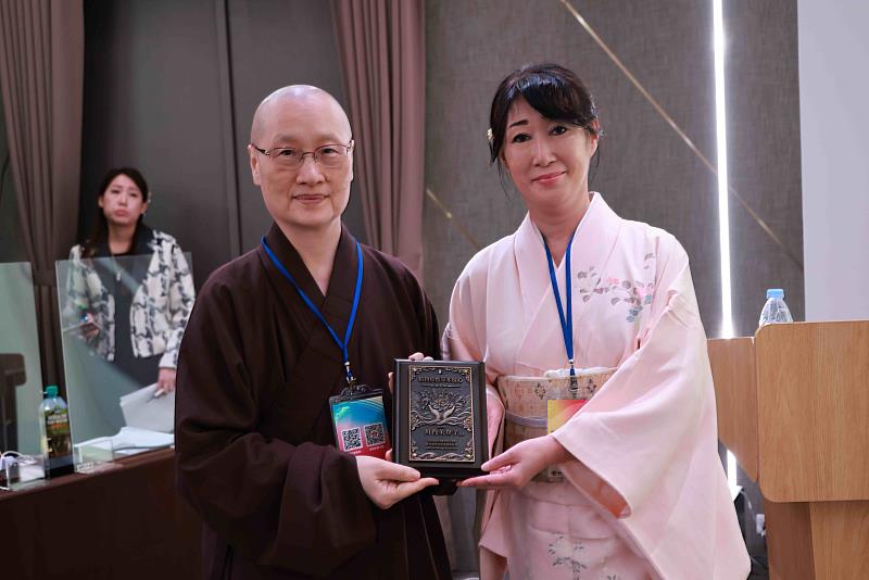 日本厚生勞動省再生醫療委員會委員川內美登子(右)將著作致贈給顯月法師。(圖片提供/靈鷲山佛教教團)
