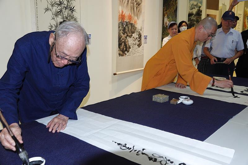 書法創作者於「中華文耀．丙午之美．馬到成功－國際藝術聯展」開幕現場即席揮筆，展現傳統書藝與當代藝文交流的活力。