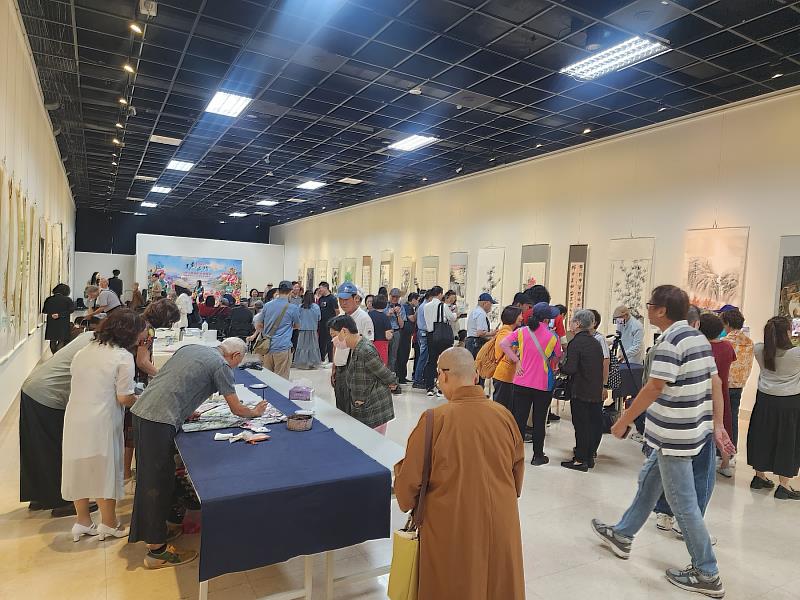 展覽共展出約150件水墨、書法、油畫、水彩、雕塑、攝影等多元媒材作品，呈現豐富多樣的藝術風貌，吸引眾多民眾入場欣賞。