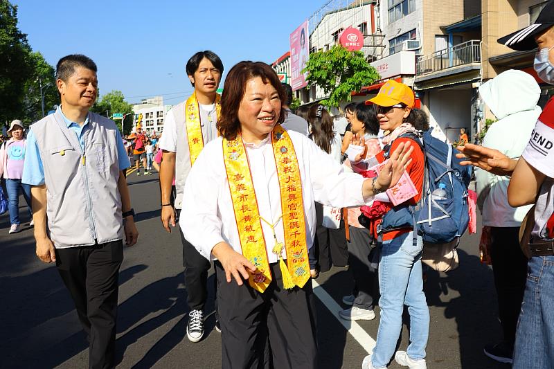 黃敏惠市長沿路為警義交及香客加油 叮寧注意補充水份