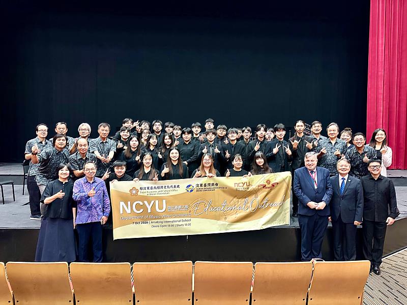 嘉義大學音樂系管樂團與駐汶萊代表處蕭勝中大使夫婦(前排左1、左2)及汶萊臺灣商會成員合影