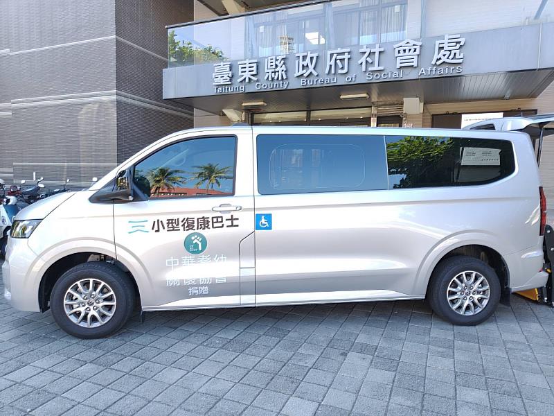 兩份善意化為行動!臺東獲贈2輛復康巴士 無礙交通添助力