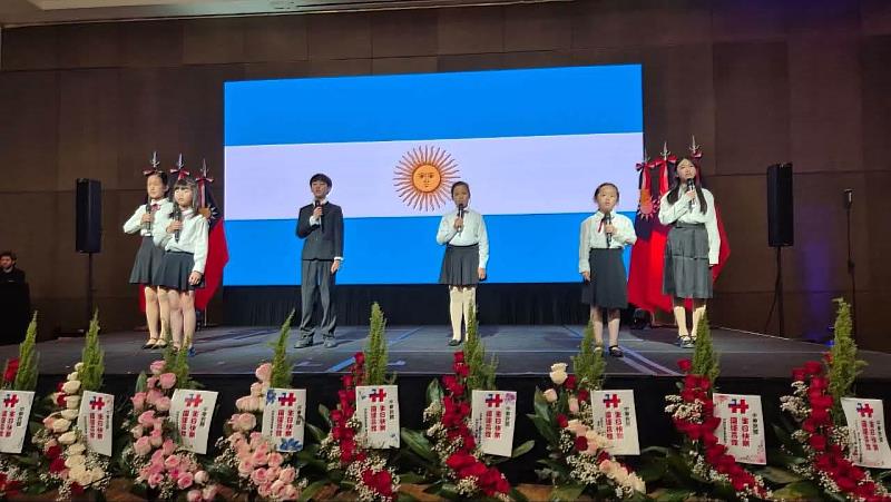 阿根廷臺灣僑校學童首度於國慶酒會獻唱中華民國國歌,以清亮真摯的歌聲為典禮揭開序幕,展現旅阿僑界深耕華語教育、傳承臺灣文化的豐碩成果。