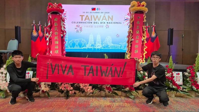 旅阿僑界青年以色彩鮮豔的祥獅及「VIVA TAIWÁN」布條,熱情祝賀中華民國(臺灣)115年國慶,展現海外僑胞的活力與對臺灣的深厚情感。