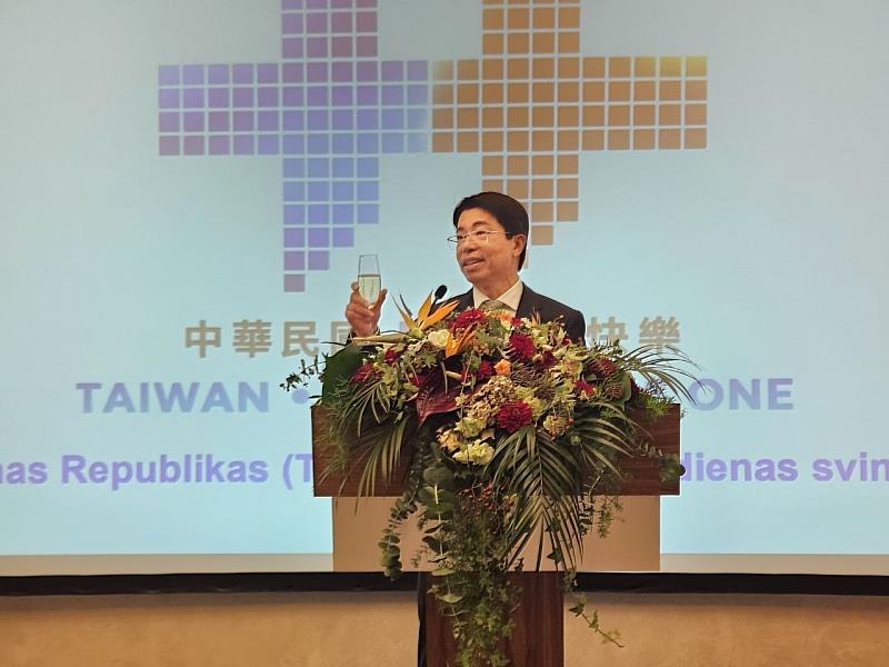 陳文儀大使舉杯祝福國運昌隆,台拉兩國友誼堅定永存,民主自由終將取得勝利。