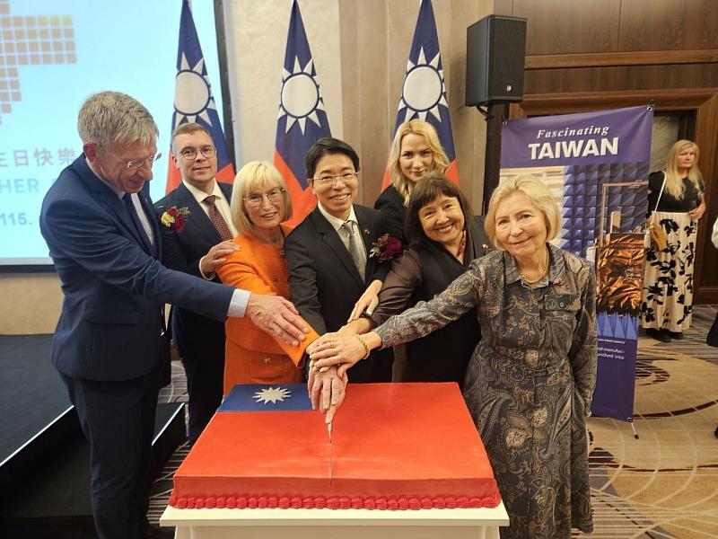 陳文儀大使與拉脫維亞國會友台小組議員同切蛋糕,歡慶國慶。