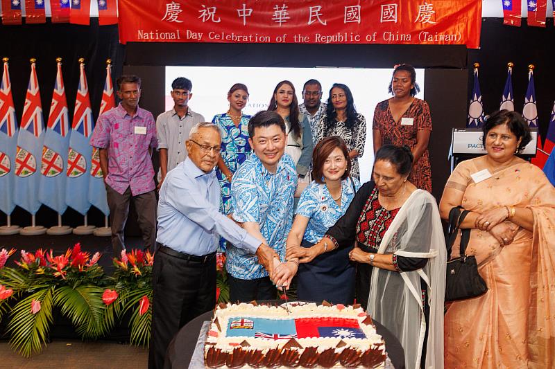 吳正偉代表夫婦與斐濟前總理喬馬漢（Mahendra Chaudhry）伉儷共切蛋糕爲台斐兩國慶生。