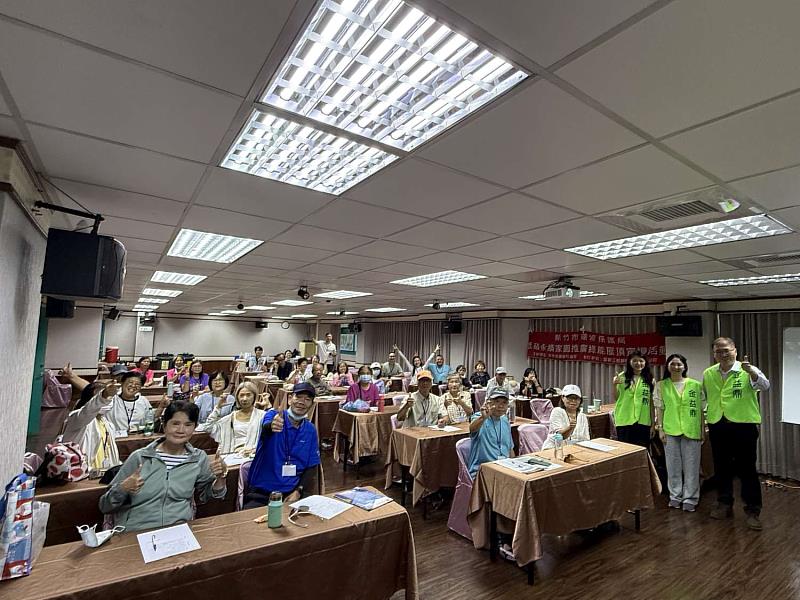 在地企業分享光電板從發電到回收的生命週期。