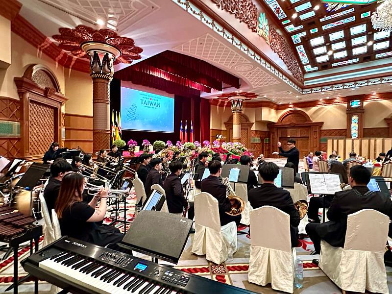 嘉義大學音樂系管樂團於國慶晚會演奏國歌及台灣歌謠。