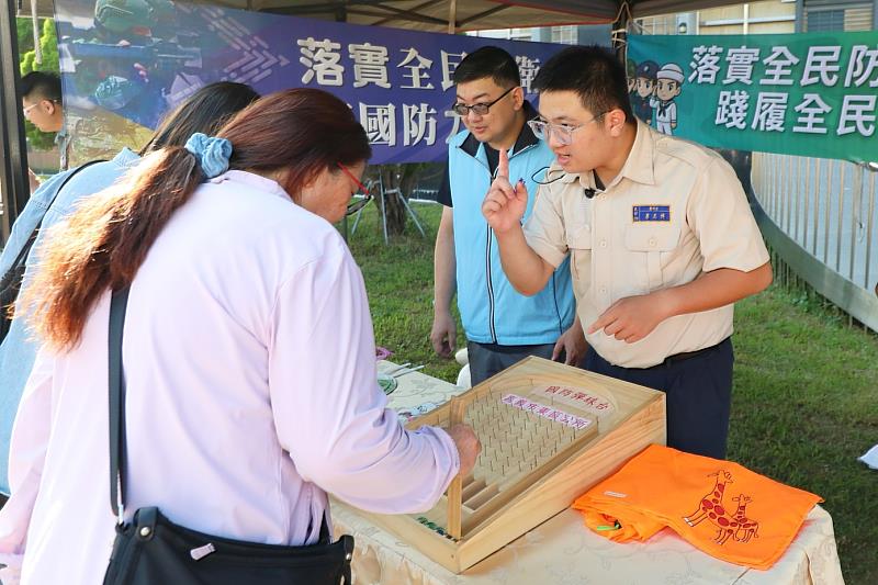 全民國防教育宣導攤位。