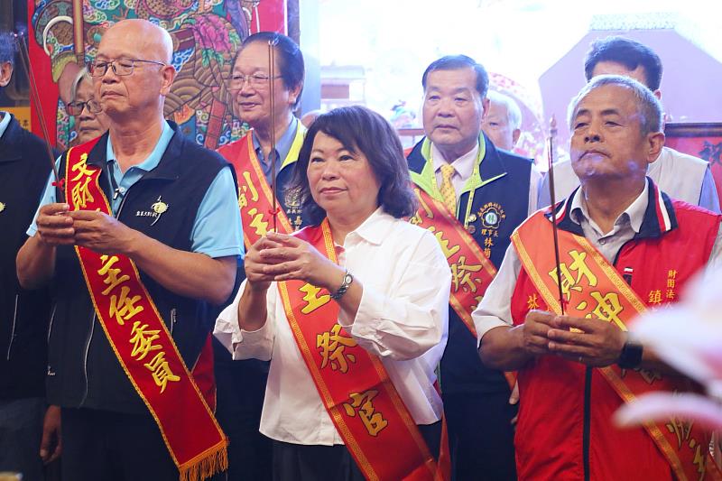 黃敏惠市長前往文財殿參拜祝壽。