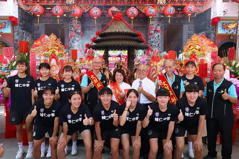 黃敏惠市長與輔仁中學學生合影。