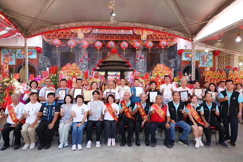 文財尊神聖誕 文財殿頒助學金嘉惠近400學童!黃敏惠市長宣布明年營養午餐規劃加碼5元食材費用
