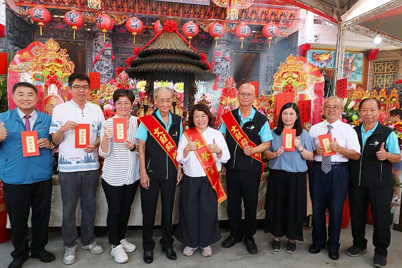 文財殿與黃敏惠市長攜手頒發獎助學金,嘉惠14所學校、399名學生。