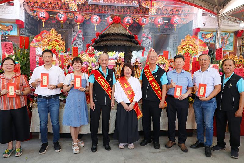 文財殿與黃敏惠市長攜手頒發獎助學金,嘉惠14所學校、399名學生。