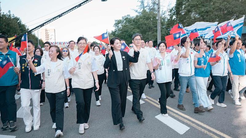 高虹安市長率府一級主管歡慶國慶。