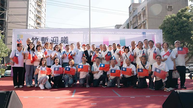 高虹安市長與里長們合影。