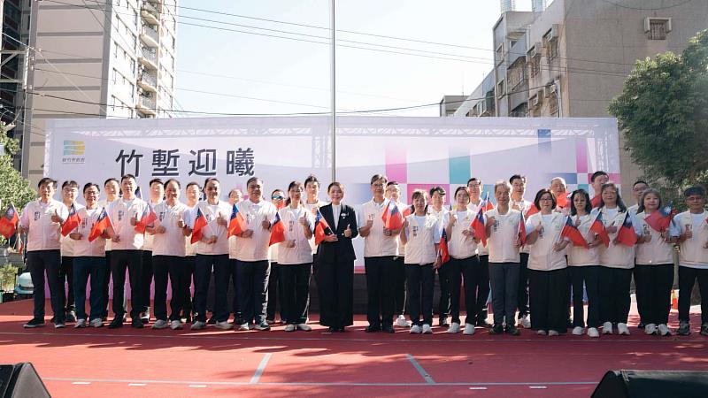 高虹安市長率府一級主管歡慶國慶。