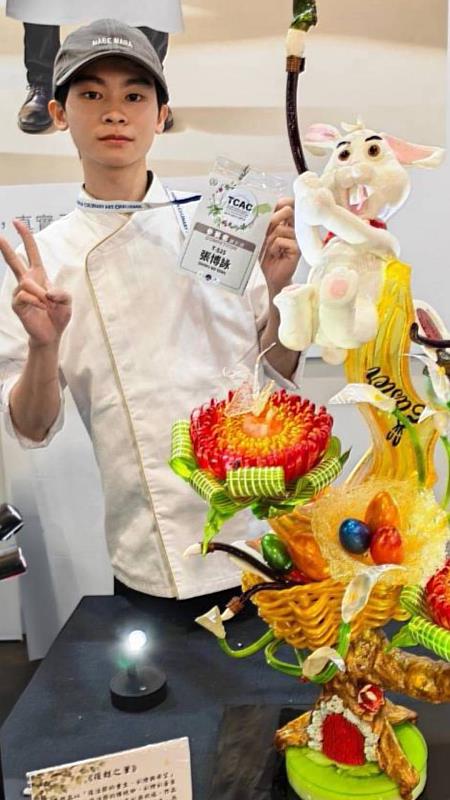 食科系張博詠以「復甦之筆」征服評審獲拉糖藝術金牌。