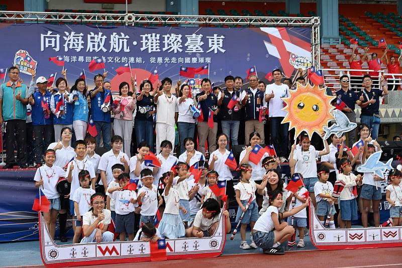 臺東2,500人齊聚升旗迎國慶！饒慶鈴與鄉親同賀雙十