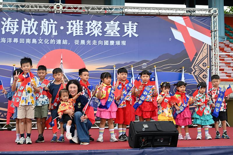 臺東2,500人齊聚升旗迎國慶！饒慶鈴與鄉親同賀雙十