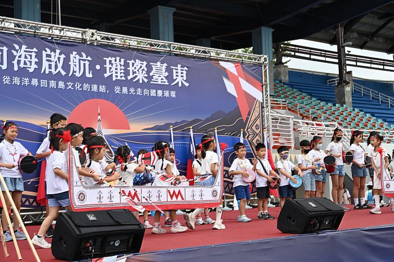 臺東2,500人齊聚升旗迎國慶！饒慶鈴與鄉親同賀雙十