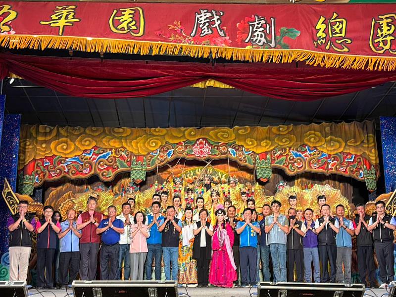 明華園戲劇總團芳苑普天宮演出《王子復仇記》。 