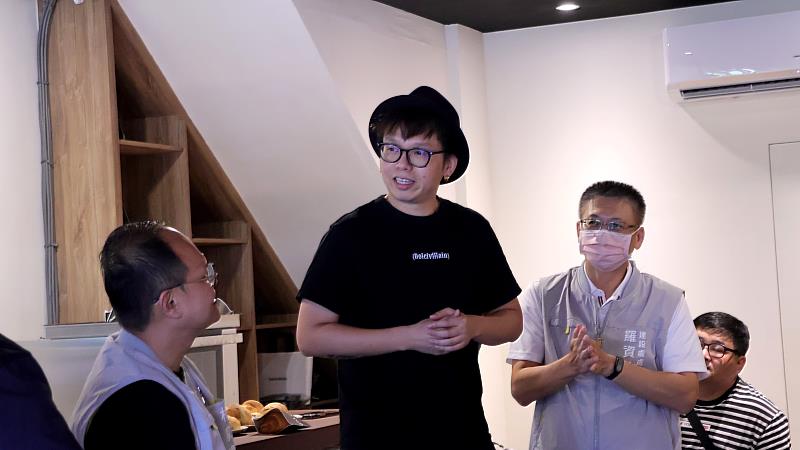 林家緯處長（左1）、羅資政處長（右1）出席惡工商行開幕活動。
