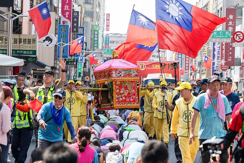 白沙屯媽祖「粉紅超跑」駐駕嘉義市府,黃敏惠市長接駕祈求市運昌隆。