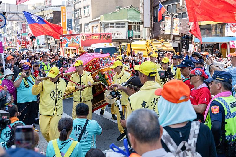 白沙屯媽祖「粉紅超跑」駐駕嘉義市府,黃敏惠市長接駕祈求市運昌隆。