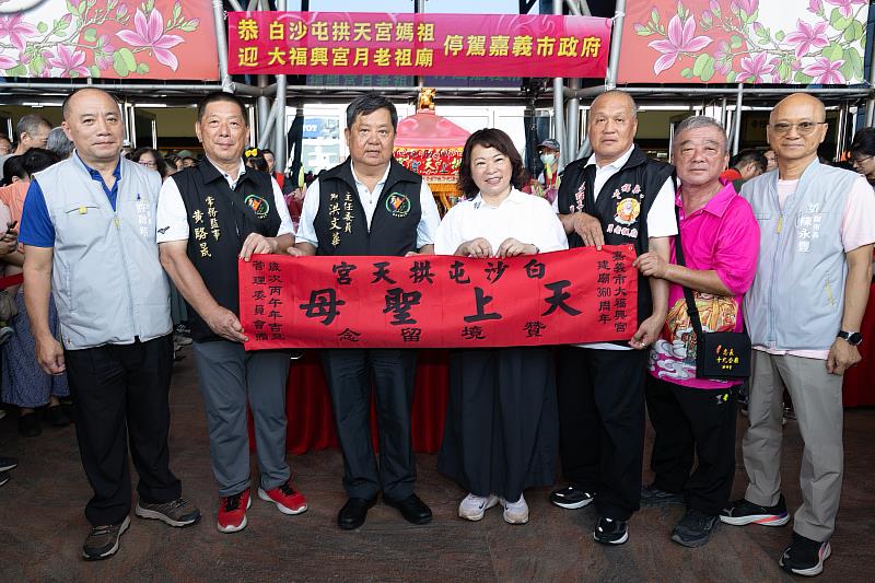 黃敏惠市長致贈紀念品及感謝狀。