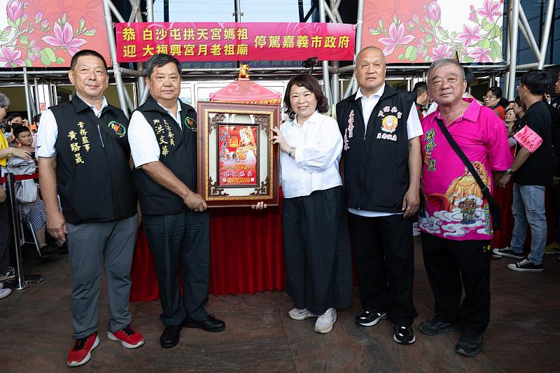 黃敏惠市長致贈紀念品及感謝狀。