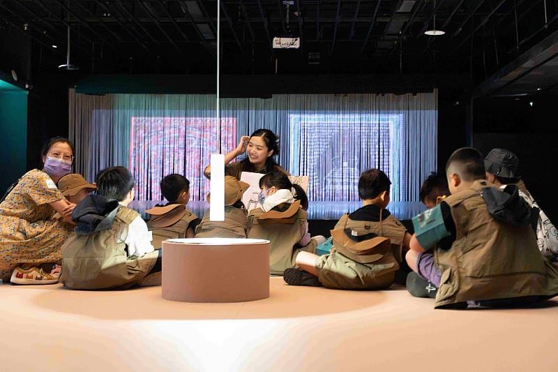 在「無我之光」展區聆聽《從前從前有一座森林》繪本故事。(圖由世界宗教博物館提供)