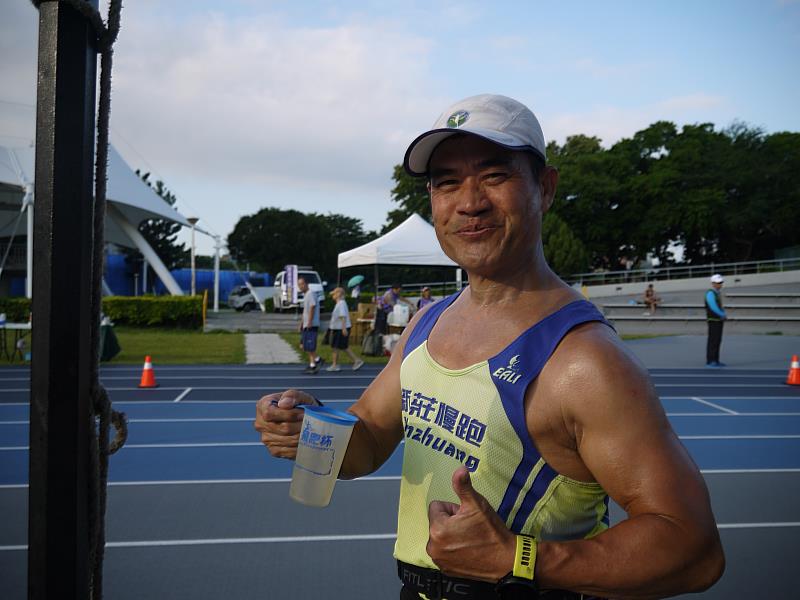 主辦單位與開廣公司共同推出「環保飛跑杯」，讓跑者在追求成績的同時，也以實際行動支持公益與環境永續；有許多跑友已養成習慣自備杯子。