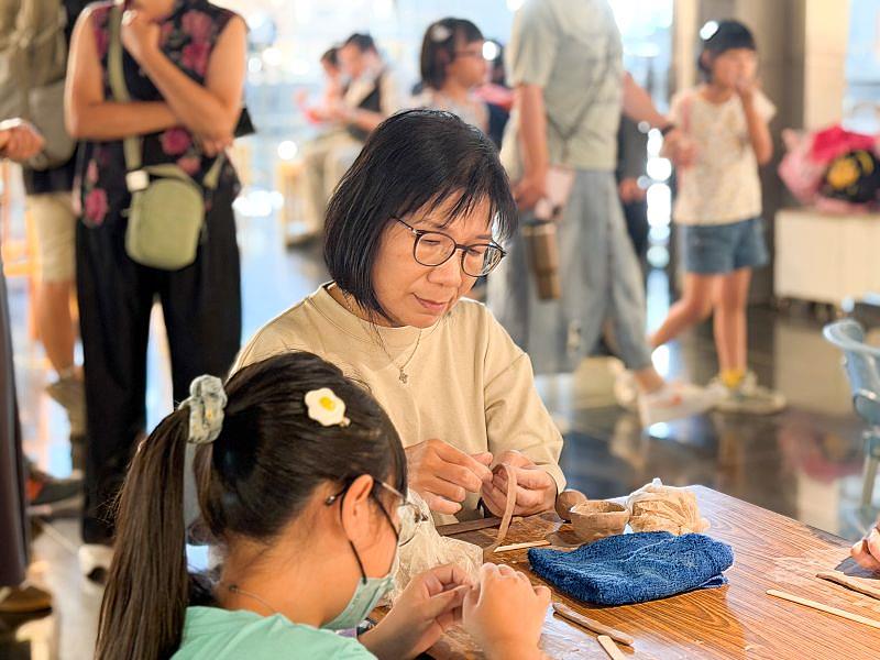 參與者專注於指尖與陶土接觸的感受,親子家庭也在彼此陪伴與分享中共同完成創作練習,現場洋溢著笑聲與溫暖的互動。