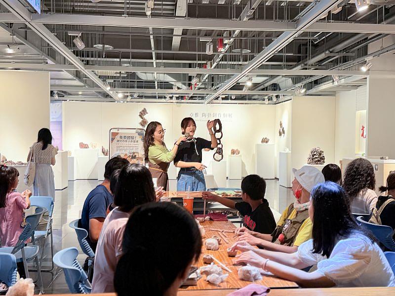 鶯歌光點美學館於10月10日在3樓光點藝術中心舉辦「鏈結你的手作靈魂」免費陶藝體驗活動,由新銳陶藝創作者卓惟親自指導,帶領參與民眾認識陶藝結構鏈結技法。