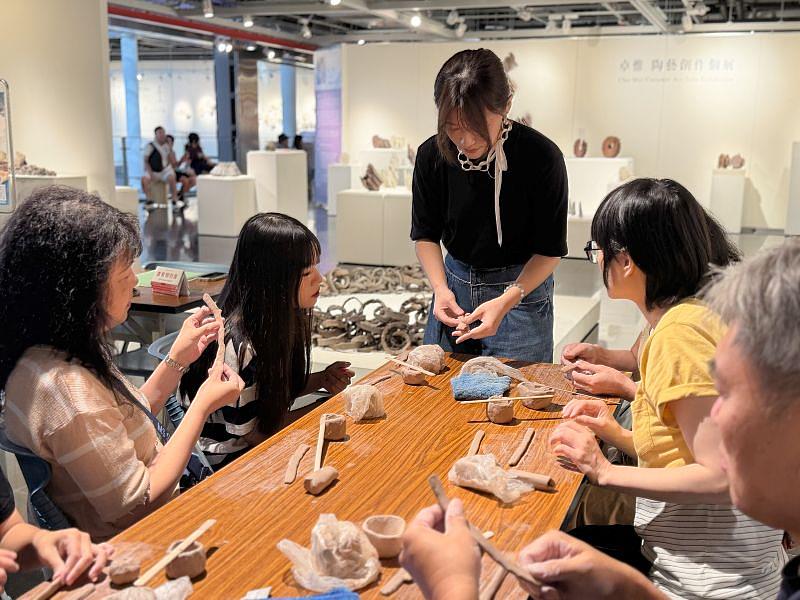 本次活動配合其個展《低語-卓惟陶藝創作個展》舉辦,讓民眾不只透過展覽欣賞作品,也能與藝術家近距離互動,實際感受陶土塑形及結構組合的創作樂趣。