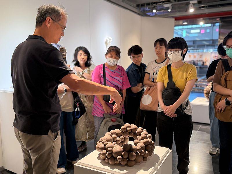 鶯歌光點美學館於10月10日在3樓光點藝術中心舉辦「與藝術家有約」導覽活動，邀請陶藝家卓銘順親自帶領觀眾走進創作個展《沃土》。