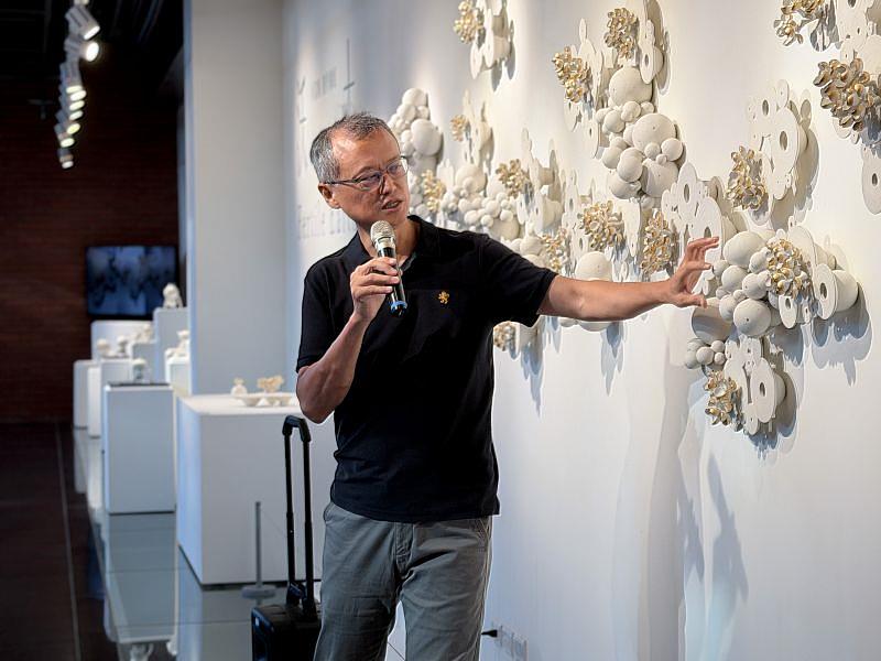 導覽過程中，卓銘順依序介紹展場作品，從創作背景、造型構思到材質運用，帶領觀眾一步步理解作品的內涵。