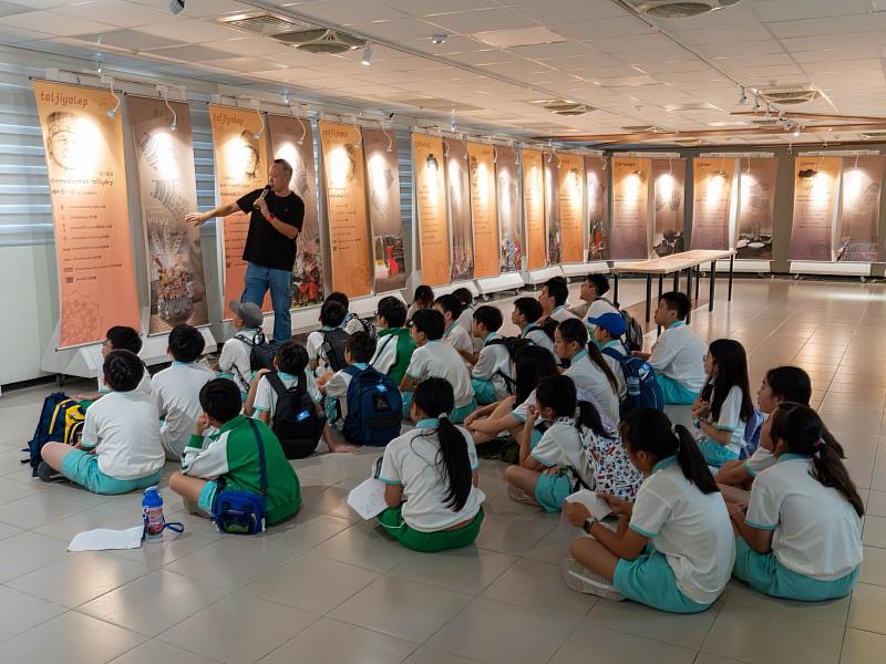 海星國小學童參觀文藻藝文中心,由校史館郭家勳館長(前中)導覽。