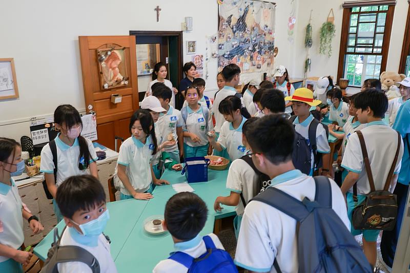 海星國小學童參觀文藻外大安琪小站。